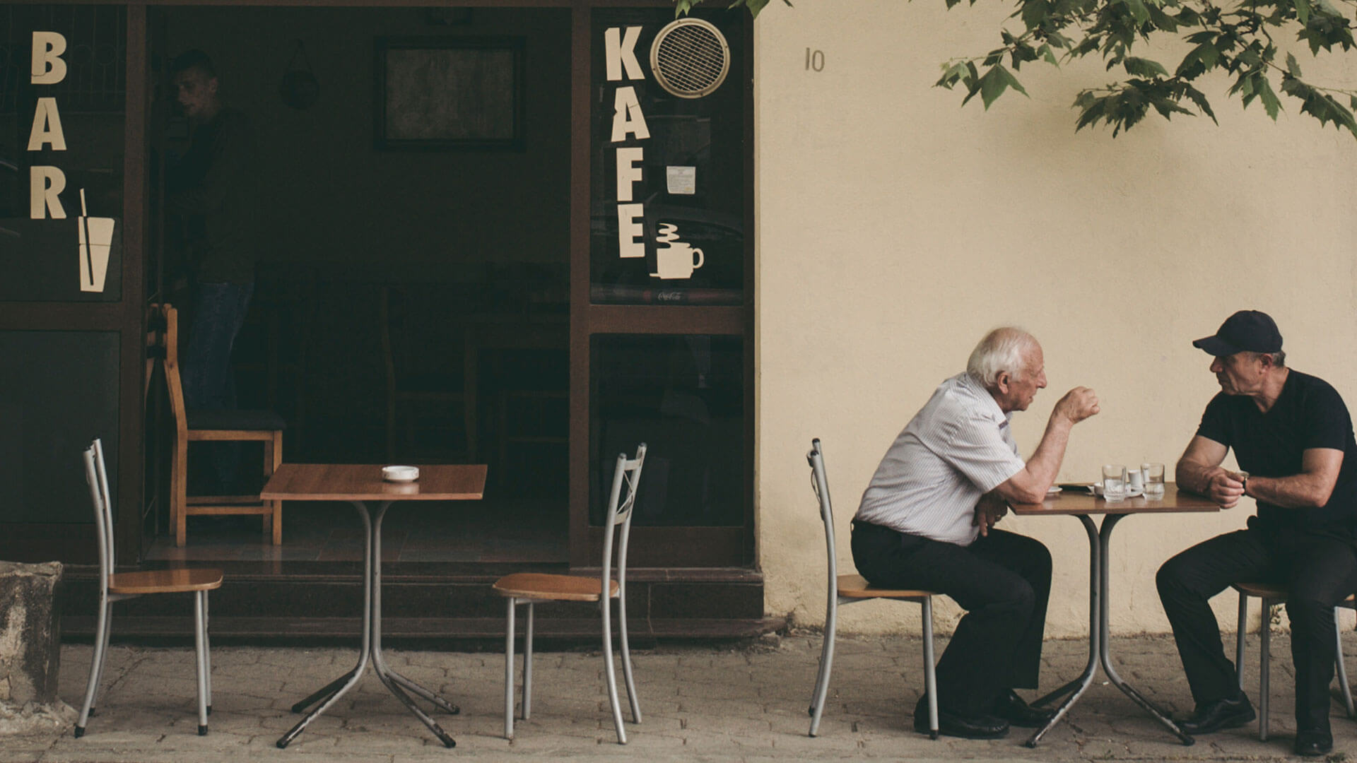 Gut Zuhören Zwei ältere Herren beim Gespräch im Café