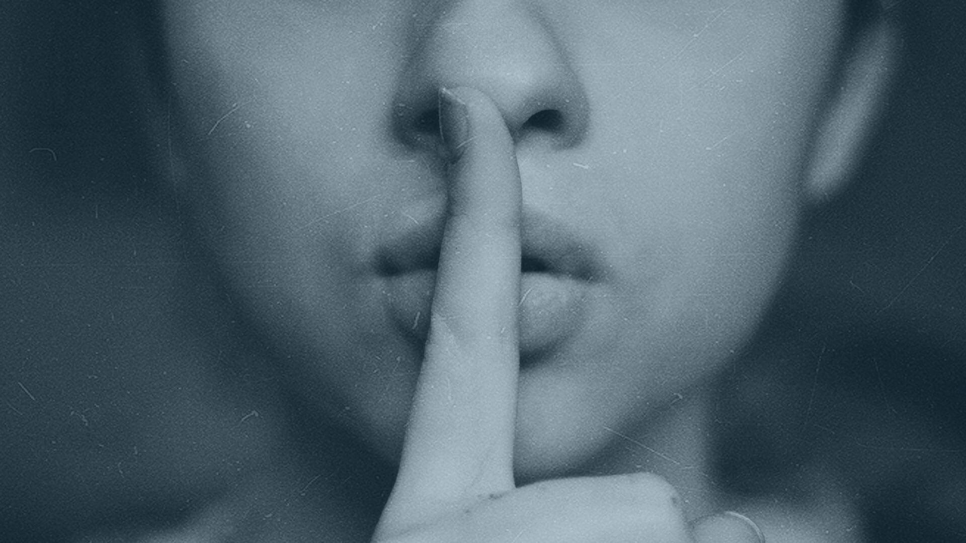 Klappe halten beim Zuhören: Frau mit Finger vor den Lippen
