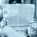 Einfältigkeit: Eine Person liest eine Zeitung