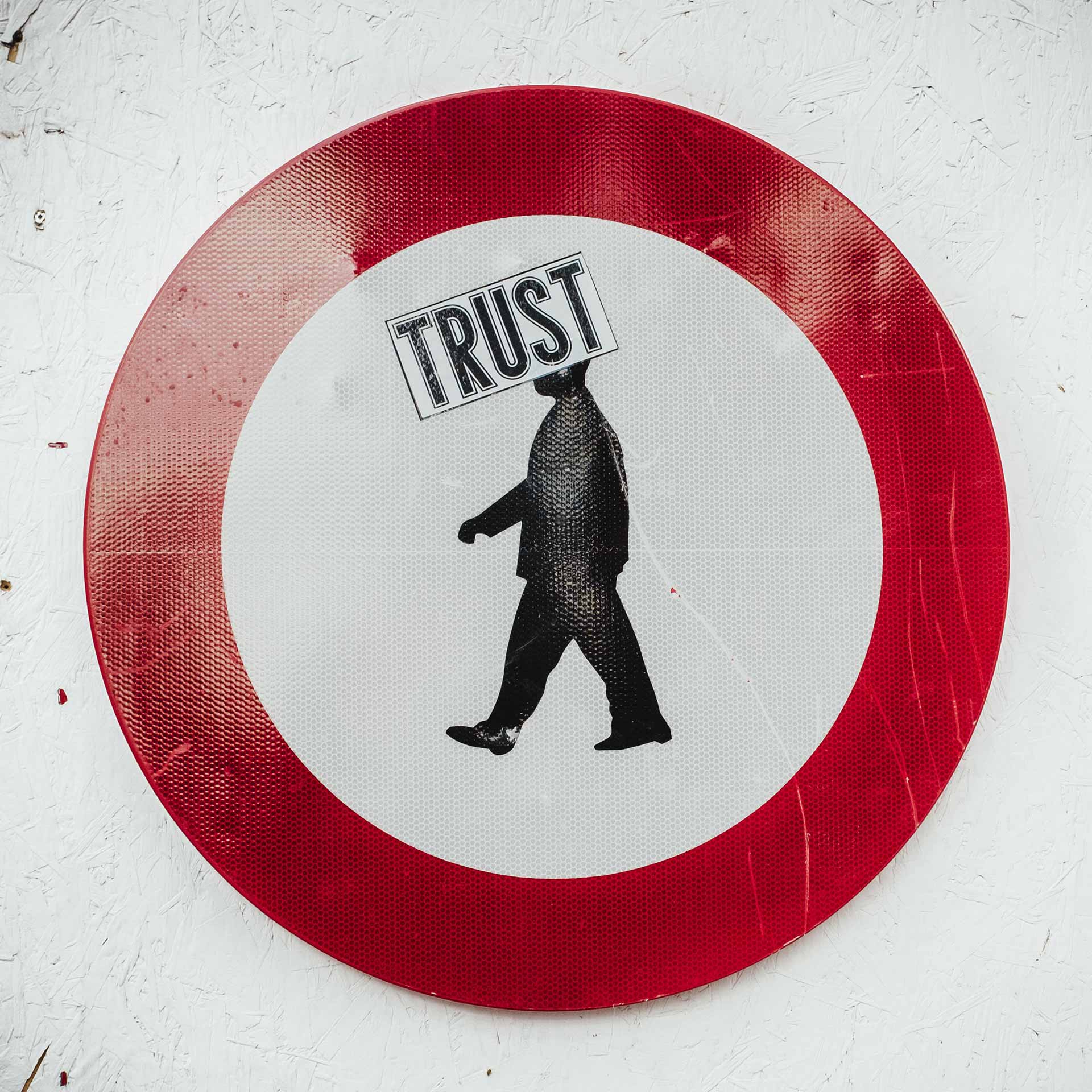 Vertrauen und Leichtgläubigkeit: Schild mit Trust Aufkleber