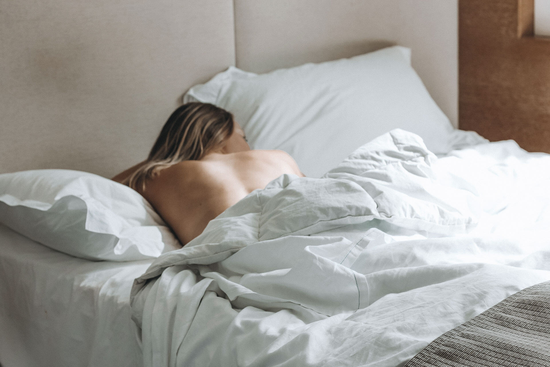 Frau in weißem Bett schlafend